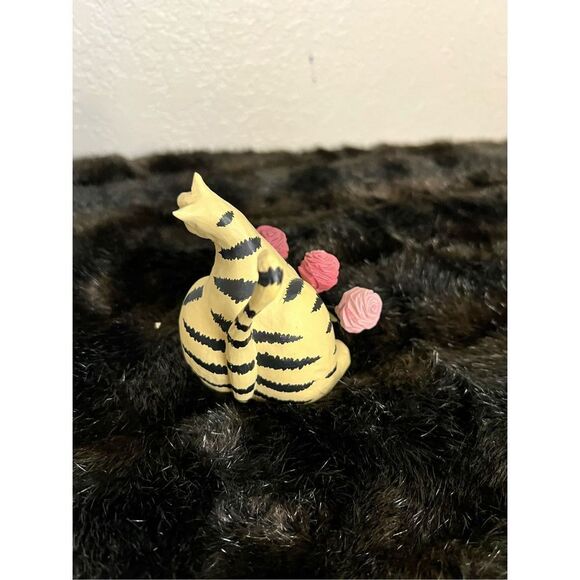 Williraye Studio Cat bashful love Cat  Figurine - Picture 3 of 4